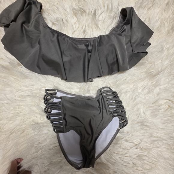 Stylish Ruffled Bikini Set - Picture 2 of 2